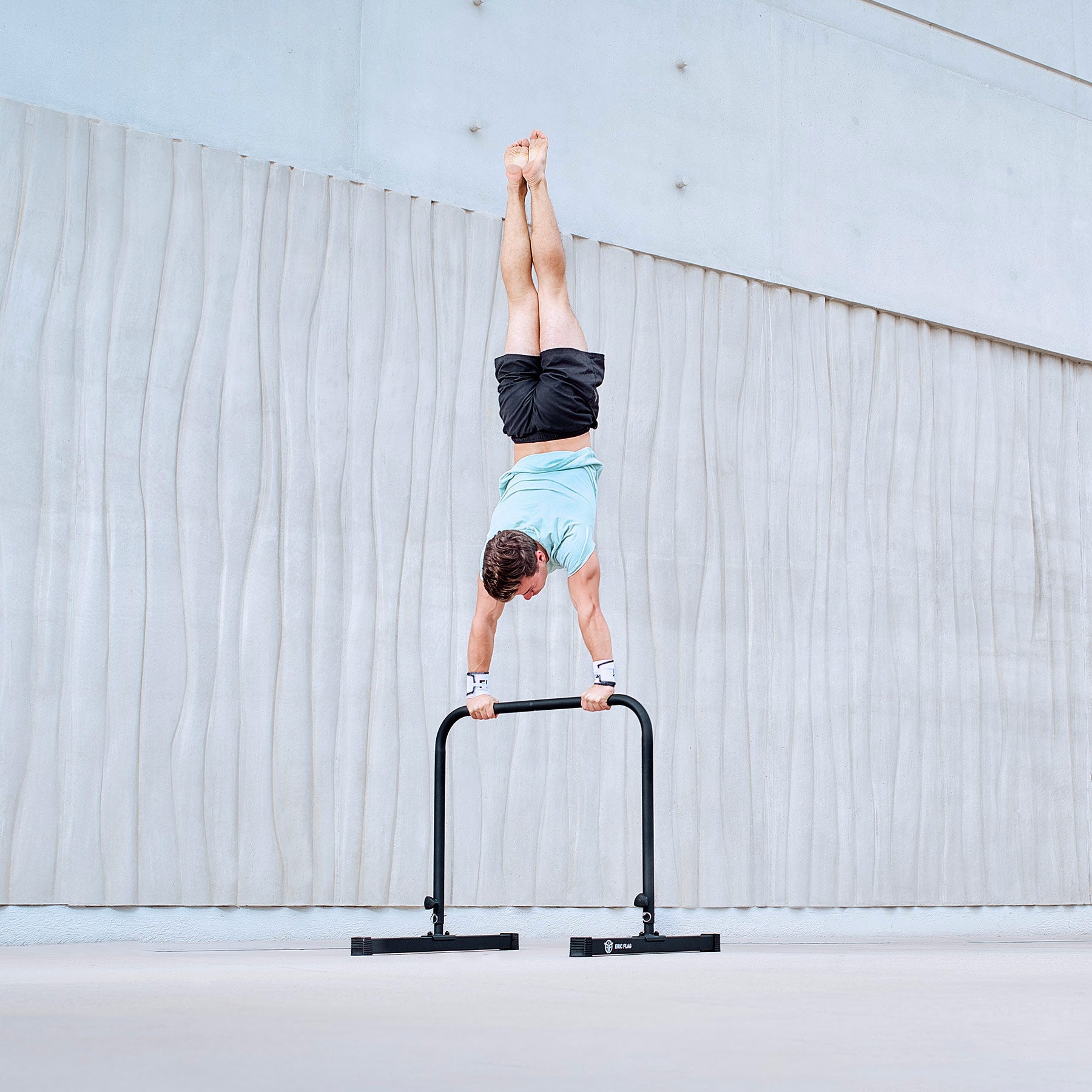 handstand sur levitate bar